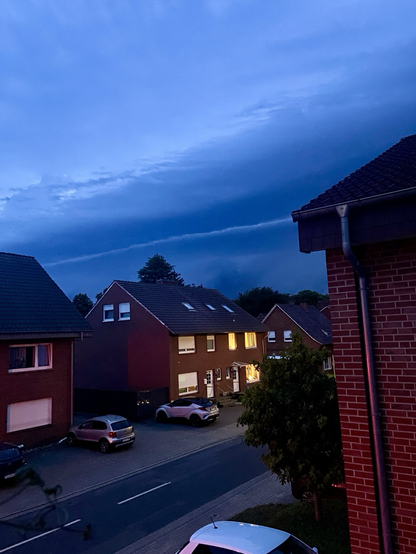 Ein Gewitterfront mit weißer Linie in dunkelblauen Wolken