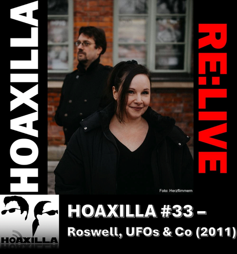 Foto von Alexa und Alexander vor einer roten Ziegelwand. Links und rechts am Bildrand steht der Text: "HOAXLLA RE:LIVE" Unten links befindet sich das HOAXILLA Logo und daneben der Text HOAXILLA #33 - Roswell, UFOs & Co. (2011)