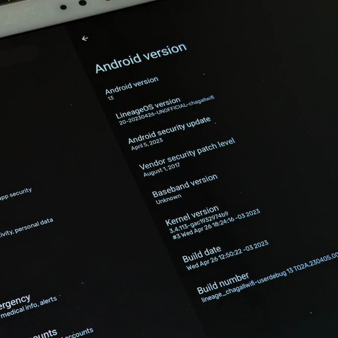 Samsung Galaxy Tab S 10.5 (2014) Android version screen showing it is running Android 13 via LineageOS 20.