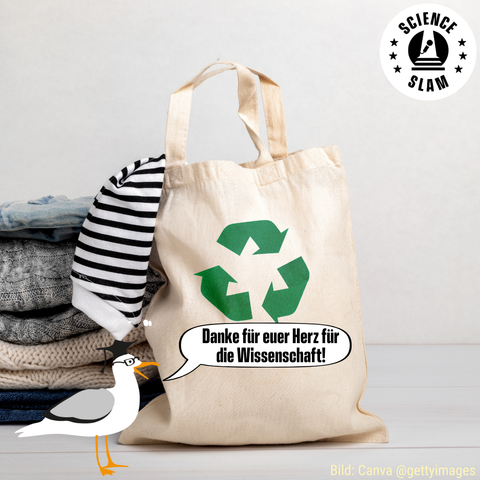 4)	Vor einem Stapel gefalteter Kleidung und einem Jute-Beutel mit einem grünen Recycling-zeichen darauf steht die Science-Slam-Möwe und sagt „Danke für euer Herz für die Wissenschaft!“