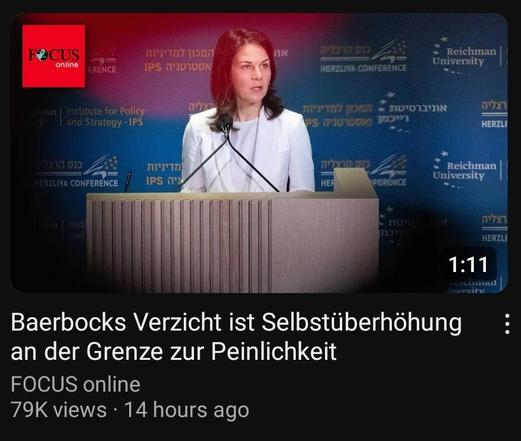 Screenshot eines Videothumbnails von FOCUS Online auf YouTube. 

Annalena Baerbock steht hinter einem Rednerinnenpult.

Der Videotitel ist:
Baerbocks Verzicht ist Selbstüberhöhung an der Grenze zur Peinlichkeit