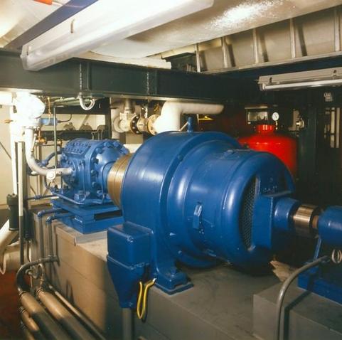 Photo der Rotasco (Rollkolbenkompressor)-Wärmepumpe im Rathaus Zürich. Quelle: https://www.friotherm.com/de/uber-uns/geschichte/
