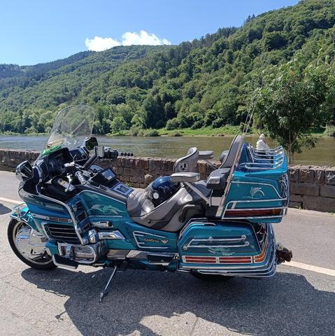 Honda GoldWing, dahinter die Mosel. Auf der anderen Seite Wald und ein leicht bewölkter Himmel.