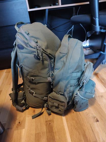Bild av 2 ryggsäckar monterade till varandra
