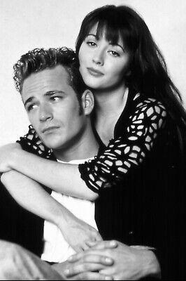 Black and white photo of Dylan McKay and Brenda Walsh, portrayed by Luke Perry and Shannon Doherty, respectively, in Beverly Hills 90210.