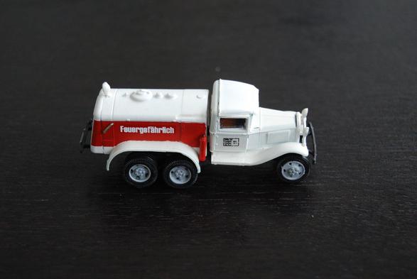 UM Fuel Truck 1/72 scale model
