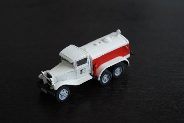 UM Fuel Truck 1/72 scale model