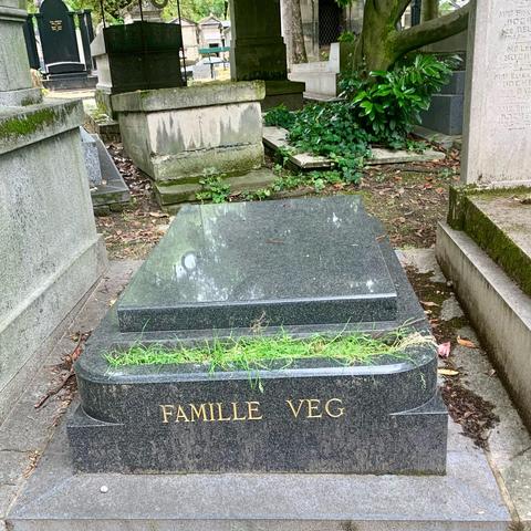 Ein Grabstein mit der Aufschrift Famille Veg 