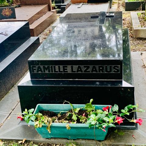 Ein Grabstein mit der Aufschrift Famille Lazarus