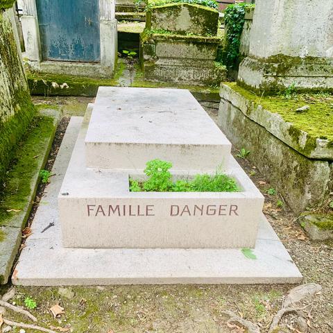Ein Grabstein mit der Aufschrift Famille Danger