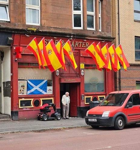 Foto de un pub escocés con diez banderas españolas en la fachada