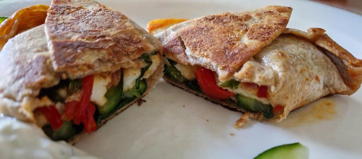 Doorgesneden wrap op een bord
