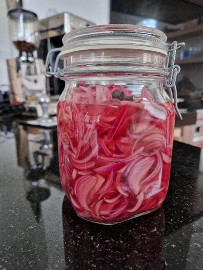 Pot gefermenteerde rode ui in een weckfles.