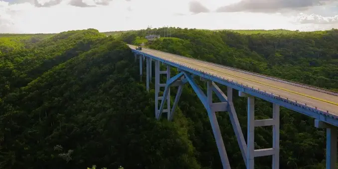 🌉 Bacunayagua Brücke: Kubas spektakulärste Aussicht 🌟