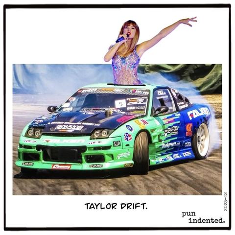 Ein Foto von Taylor Swift, die sich aus dem Schiebedach eines Sportwagens streckt, während das Auto mit hoher Geschwindigkeit um die Kurve rutscht. Bildunterschrift: Taylor Drift.