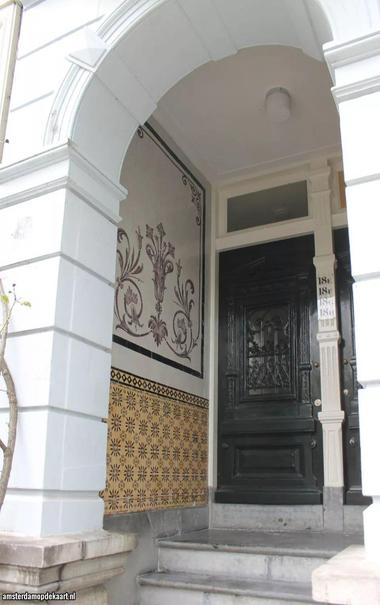Datum opname: oktober 2017. De portieken zijn fraai betegeld.