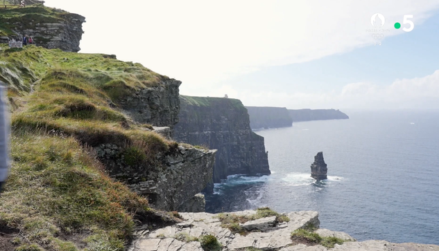 It is by immersing itself in the daily life of Irish families that the green island reveals itself, traditional, festive and welcoming. The west coast of the country offers a dive into the fascinating landscapes of heather moors and peat bogs, cliffs running into the sea and estuaries lost in the hills before finally reaching the ocean.