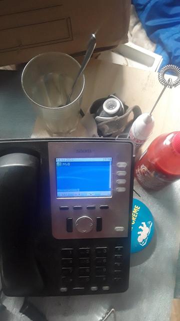 VoIP Telefon auf Brett mit 13.12.22 im Display (jedoch Foto vom 18.7.24) wie im vom Stromnetz abgeschnittenen und inzwischen von #RWE zerstörten #Lützerath. Immerhin hatten wir WLAN bei der Räumung ;)
Dabei eine Kopflampe, Milchschäumer, Creme, 70% Chilli Sauce, Glas, Löffel, Schlafsack, Karton.