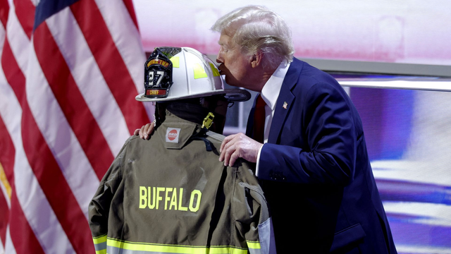 Trump kust de brandweerhelm van Corey Comperatore, de man die zaterdag werd doodgeschoten