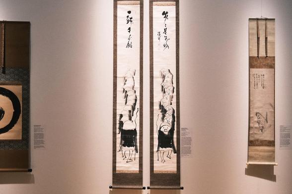 Begging Monks, Returning Monks (1895-1954). Pair of hanging scrolls, ink on paper, hanging scroll (kakemono), inscriptions Deiryū, 20th century, after 1945, Japan. Zen monks traditionally used the art of the brush to cultivate their relationships with patrons and other monks, but it was not until the 18th century that the practice of using art to popularize Zen teachings among large sections of the population emerged. Gestural performance and spontaneity played an increasingly important role. This tradition continued into the 20th century and was referred to as zenga (Zen painting). Izawa Deiry, abbot of Enpuku-ji near Kyoto, is one of the best-known representatives of zenga. He simplified the composition and the individual figures to minimal lines, dots and circles. Seen in an exhibition at the Museum für Ostasiatische Kunst, Cologne