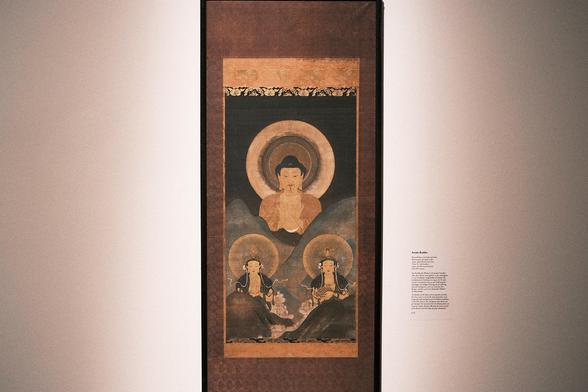 Amida-Buddha, Mineral paint and gold on silk, hanging scroll (kakemono), Japan, late Muromachi period, early 16th century. The Buddha of the West with his paradise of Jōdo, the Pure Land, is one of the most important, most frequently depicted figures of the Buddhist pantheon. In the 13th century, the cult figures were shown not just between the mountains but alse floating down on “moving” clouds, thereby reflecting the inner turmoil of the devout and their hope of early redemption. Seen in an exhibition at the Museum für Ostasiatische Kunst, Cologne.