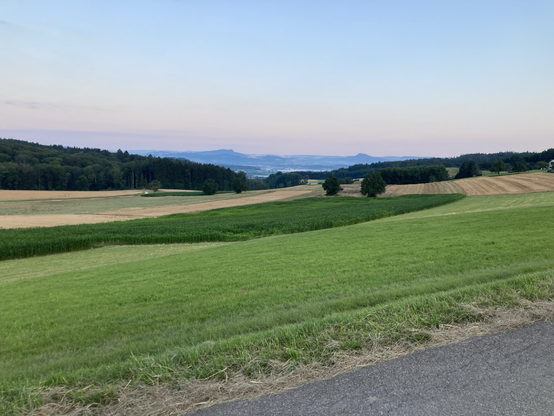 Blick auf Hegauvulkane in den frühen Morgenstunden 