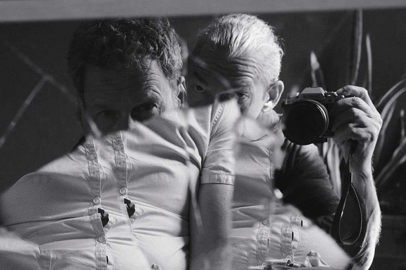 Abstraktes schwarz-weiß Foto des Duos "Florida Beuys". Im oberen Teil sieht man die Hälfte der Köpfe der Produzenten, in der unteren, wie durch eine Scherbe gespiegelt, deren Rümpfe. 

Das Bild wurde von Matthias Braun Photography und/oder Ulrike Hense aufgenommen.