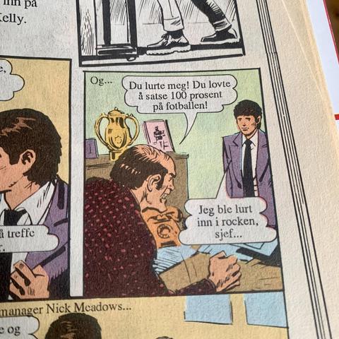 Tegneserie med dialogene:

— Du lurte meg! Du lovte å satse 100 prosent på fotballen!

— Jeg ble lurt inn i rocken, sjef...
