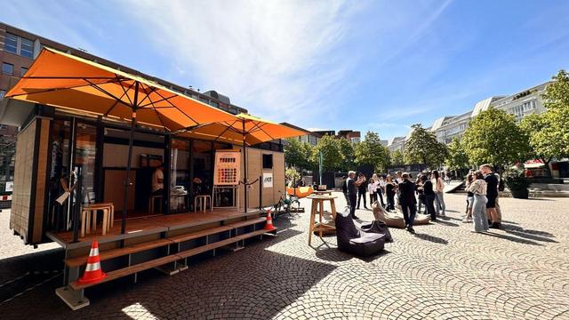 Das MobiLab, ein mobiles Mitmachlabor des KIT. Im Projekt PREFIGURE nutzen die Forschenden das MobiLab, um sich mit verschiedenen Interessengruppen über Lösungen zu energetischer Sanierung und Energiearmut auszutauschen.