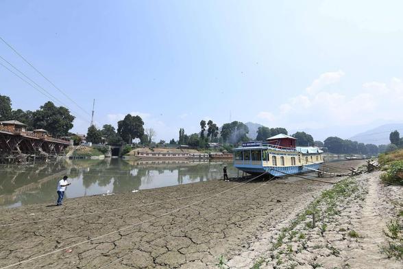 Die indische Kaschmir-Region leidet unterdessen unter einer schweren Dürre. In der Stadt Srinagar trocknete ein Flussbett aus, weshalb Boote strandeten.