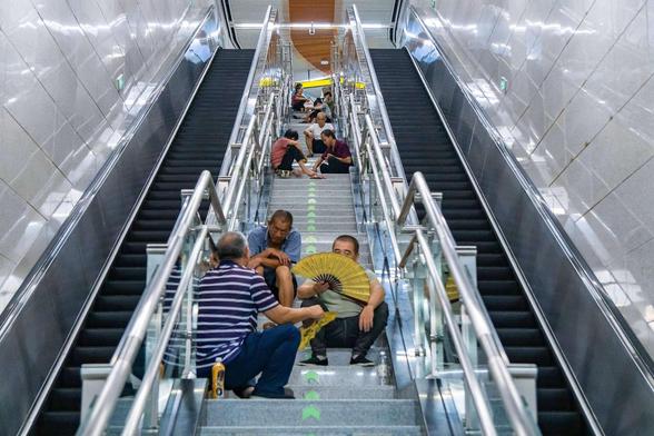 Im chinesischen Chongqing suchen Menschen wiederum Schutz und Abkühlung in einer U-Bahn-Station. In China wurden diese Woche mehrere Hitzewarnungen herausgegeben. Dutzende Wetterstationen in Teilen Zentral- und Nordwestchinas verzeichneten Temperaturen von über 40 Grad.