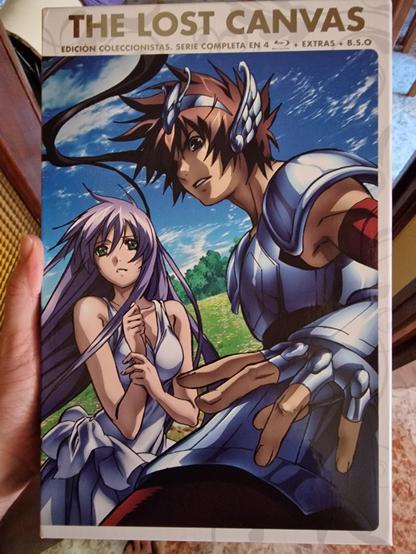 Portada de la edición de coleccionista de Saint Seiya de Los Canvas donde se ven en primer plano a Tenma el caballero de Pegaso y Atenea