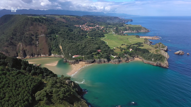 The Costa Verde, the green coast, is a piece of Spain that is so different from the popular holiday destination. The rails of the small northern Spanish FEVE narrow-gauge railway lead down into river valleys, up and along the mountains and the Costa Verde.