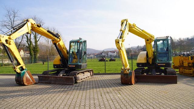 8 to Bagger gebraucht kaufen
Auf dem Bild ist ein robuster, gebrauchter 8 Tonnen Bagger zu sehen, ideal für schwere Bauprojekte. Er steht auf einem großen Lagerplatz von ITO Germany. Die Kamera zeigt den Bagger von der Seite, wodurch die kräftigen Stahlketten und die geräumige Kabine gut zu erkennen sind. Der 8 Tonnen Bagger eignet sich perfekt für Erdarbeiten und das Heben schwerer Lasten, dank seiner hohen Leistungsfähigkeit und Stabilität. Bei ITO Germany finden Sie gebrauchte 8 Tonnen Bagger in hervorragendem Zustand, bereit für den sofortigen Einsatz auf Ihrer Baustelle.