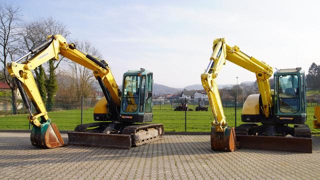 Kompaktbagger mit 7 to
Auf dem Bild ist ein 7 Tonnen Kompaktbagger zu sehen, der bei ITO Germany zum Verkauf steht, dem Spezialisten für gebrauchte Baumaschinen. Die Kamera ist seitlich auf den Bagger gerichtet, wodurch die kompakten Maße und die robusten Stahlketten gut zu erkennen sind. Kompaktbagger dieser Größe sind ideal für kleinere Bauprojekte und bieten trotz ihrer geringen Größe beeindruckende Leistung und Vielseitigkeit. Dieser Bagger ist sofort einsatzbereit und wartet darauf, Ihre Bauprojekte zu unterstützen.