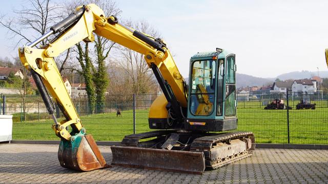 Gebrauchte Minibagger
Das Bild zeigt einen gebrauchten Minibagger, der auf einem Käufer wartet. Er ist ideal für kleine Bauprojekte, Garten- und Landschaftsbau sowie Renovierungsarbeiten. Die Kamera zeigt den Minibagger von vorne, wobei die Schaufel und die robusten Stahlketten gut zu erkennen sind. Bei ITO Germany finden Sie die besten gebrauchten Minibagger, perfekt gewartet und bereit für den sofortigen Einsatz. Was kostet ein Minibagger gebraucht? Erfahren Sie mehr über Preise und Verfügbarkeit. Werden Minibagger auch verschenkt? Finden Sie es heraus bei ITO Germany!