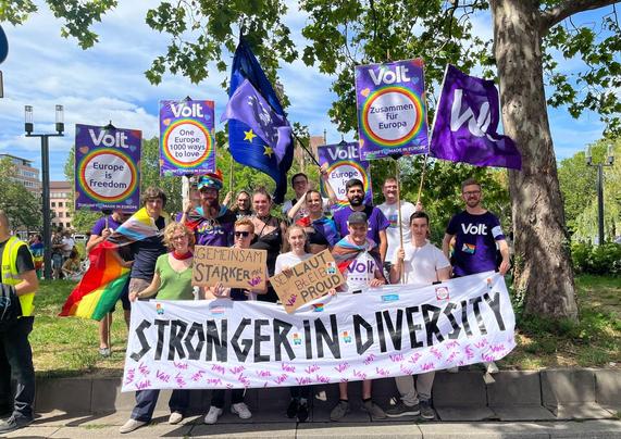 Volt Gruppe beim CSD in Stuttgart 2023