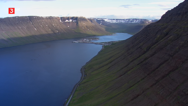 Island: eine Insel knapp unterhalb des Polarkreises. Gewaltige Naturkräfte, imposante Wasserfälle, feuerspeiende Vulkane und schier endlose Gletscher – das Land aus Feuer und Eis.