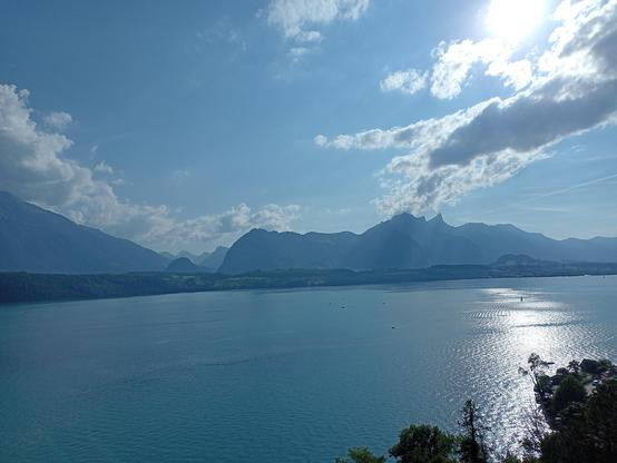 Gleiche Szenerie. Ein Teil des Niesen ist links knapp sichtbar, rechts die Bergkette mit dem Stockhorn, von welchem scheinbar Wolken aufsteigen, wie eine Rauchfahne.