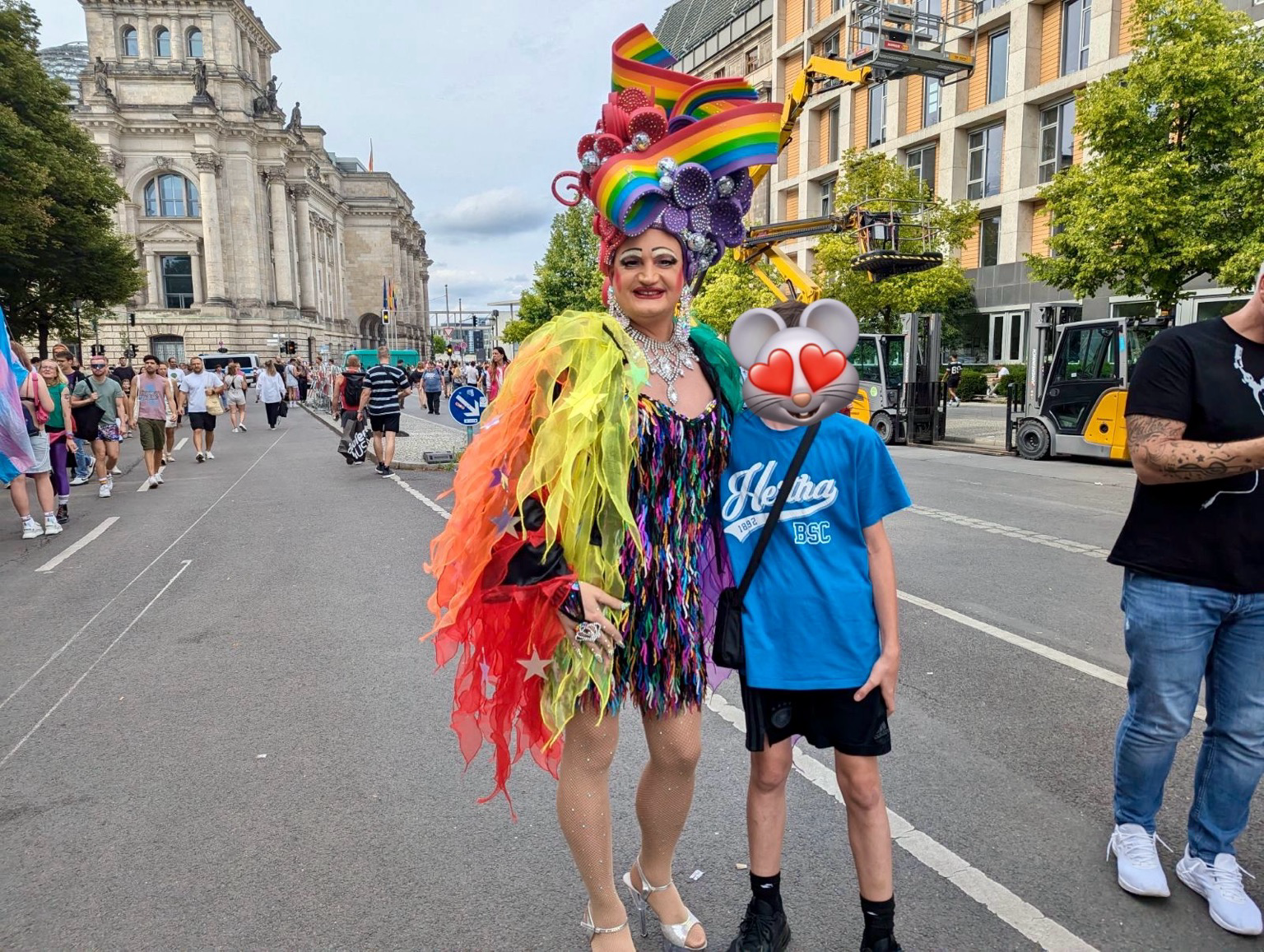 🌈 Gestern beim #CSD #Pride in #Berlin. Meine beiden 12-jährigen Jungs waren geflasht und begeistert von der #Vielfalt und dem friedlichen feiernden #Protest der #Queer #Community ❤️