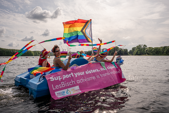 ALT TEXT - Sloterplas met eerste inclusieve queerboot in Amsterdam. #queerpride 

AMSTERDAM - Nieuw West - Sloterplas #QueerasFolk 
support - inclusief - #together #pride #lgbtqia2s+ 
@StOndersteBoven
 /
@irenehemelaar