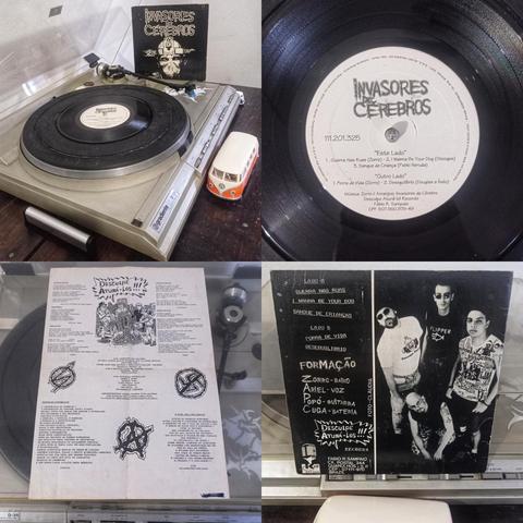 Montagem de fotos com vinil de 7" no toca discos de fundo na foto capa do vinil, selo do vinil, encarte do vinil e contra capa de vinil.