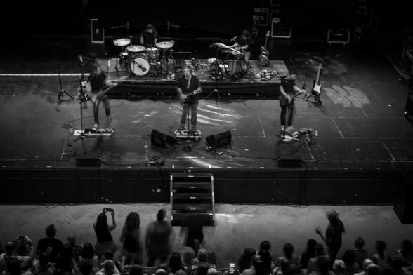 Fotografía La Habitación Roja tocando en el escenario.