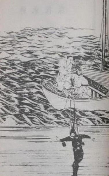 Dibujo donde una persona baja en un traje de buceo que le cubre todo el cuerpo y está conectado a la superficie, donde dos personas en un barco lo sujetan con una cuerda.