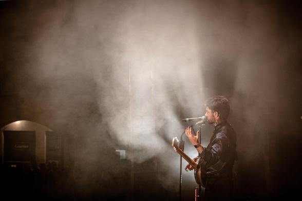 Se puede ver al cantante de Siloé con guitarra y rodeado de humo en el escenario.