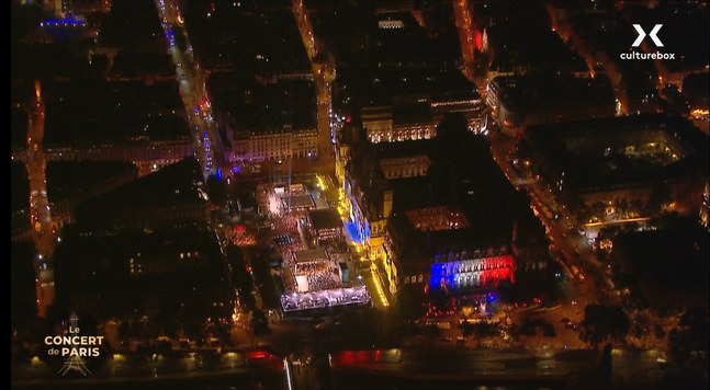 In this Olympic year, the City of Paris offers viewers and listeners three musical moments during the same evening: "Le Concert de Paris", which accompanies the arrival of the Olympic flame on the forecourt of the Hôtel de Ville and the lighting of the cauldron. This concert is one of the largest classical music events in the world, followed by several tens of millions of viewers.