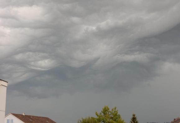 Graue Gewitterwolke mit Wellenlinien horizontal