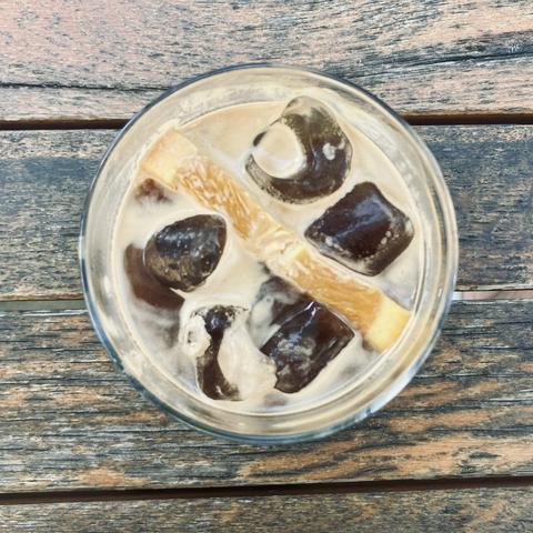 ein Glas Espresso Tonic