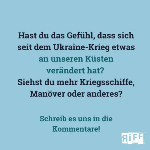 Hellblauer Hintergrund. Text: Hast du das Gefühl, dass sich seit dem Ukraine-Krieg etwas an unseren Küsten verändert hat? Siehst du mehr Kriegsschiffe, Manöver oder anderes? Schreib es uns in die Kommenare!