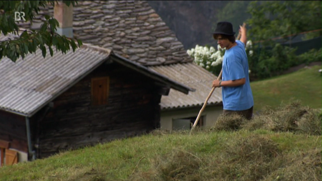 Life in the Italian-speaking Calanca Valley, which is located in the very south of the canton of Graubünden on the border with Ticino, was and is very difficult. Those who stay here or move there are special people: they love living with nature, away from the main arteries, and have learned to trust in their own strengths. But for a while they no longer had enough strength to shape their world in such a way that it still had a future in modern Switzerland. It is questionable whether the residents would have noticed this in time had the economic policy thesis of the "emptying strategy" of all uneconomical Swiss mountain valleys not suddenly appeared on the scene. This shook the residents awake; now they are joining forces and taking initiative. Their greatest hope is the approval of a new national park, which would not only bring jobs and tourists to the valley, but also preserve this rocky paradise.